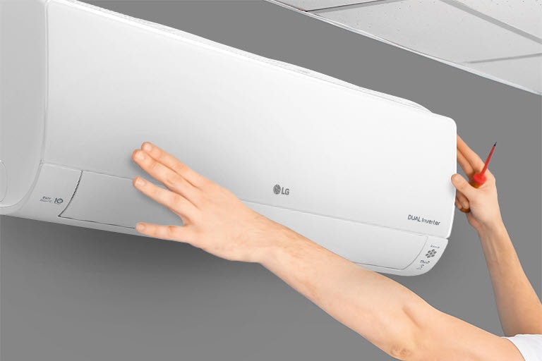 A vista lateral do ar condicionado pode ser vista na parede. Duas mãos estão se erguendo, uma segurando uma ferramenta, mostrando a facilidade de instalação.