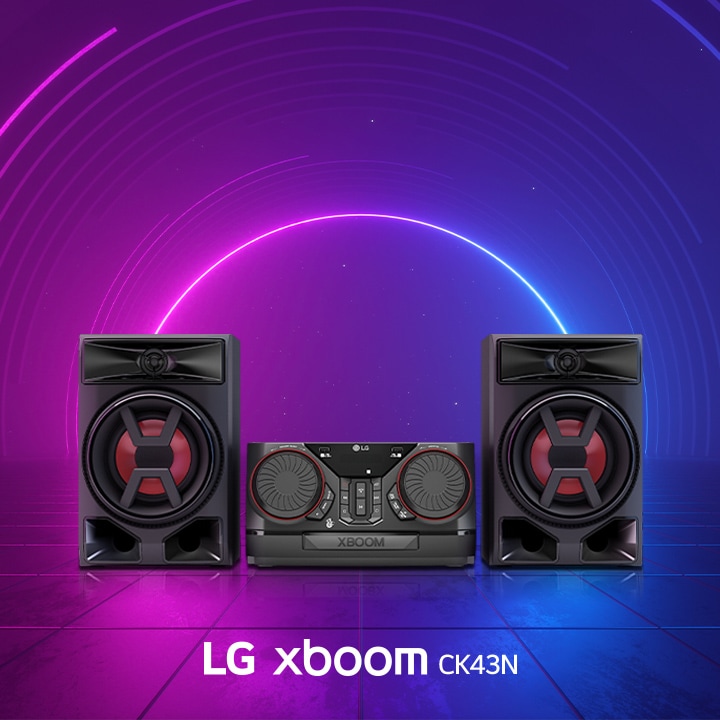 As unidades LG XBOOM CK43N estão posicionadas na vertical em frente a luzes de néon coloridas.