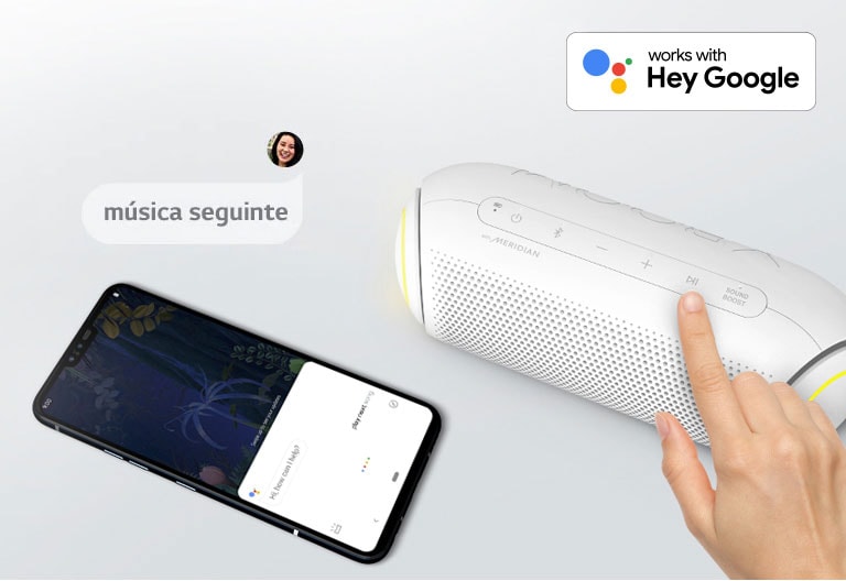 Uma mão pressiona um botão na LG XBOOM Go. Um smartphone está ao lado. Há um balão de fala. O logo Google está no canto superior direito.