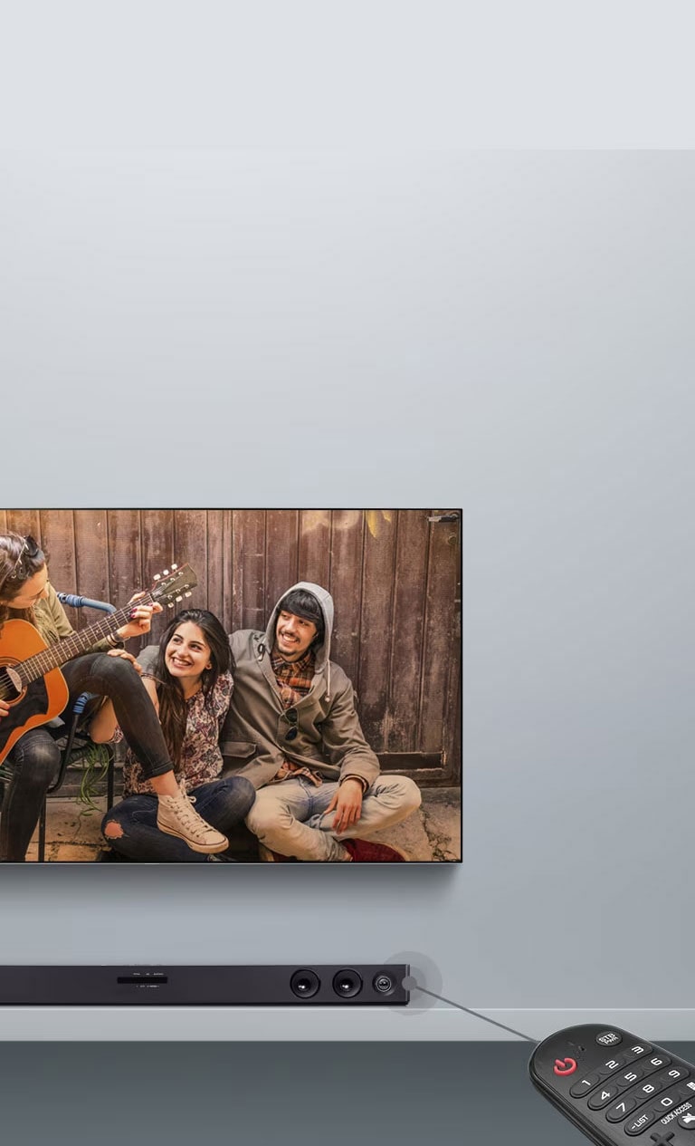 A TV LG está pendurada na parede cinzenta, mostrando uma cena de um filme. E a barra de som está colocada por baixo. É apresentados um controlo remoto do lado direito da imagem. Está uma linha ligada à barra de som para ilustrar que os utilizadores podem controlar a barra de som com o controlo remoto.
