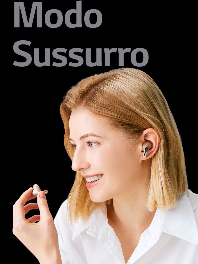 A imagem de uma mulher a segurar num auricular na mão enquanto faz uma chamada.