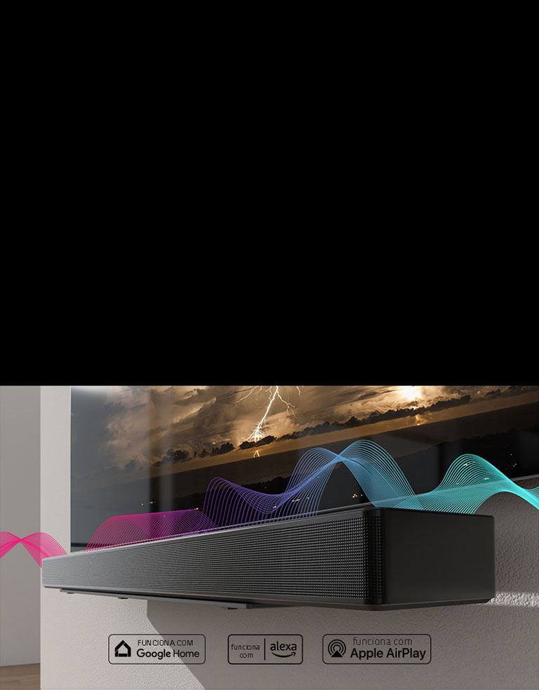 A barra de som está montada na parede com a TV mesmo por cima. Ondas sonoras cruzam-se entre elas, mudando de cor entre vermelho e azul.