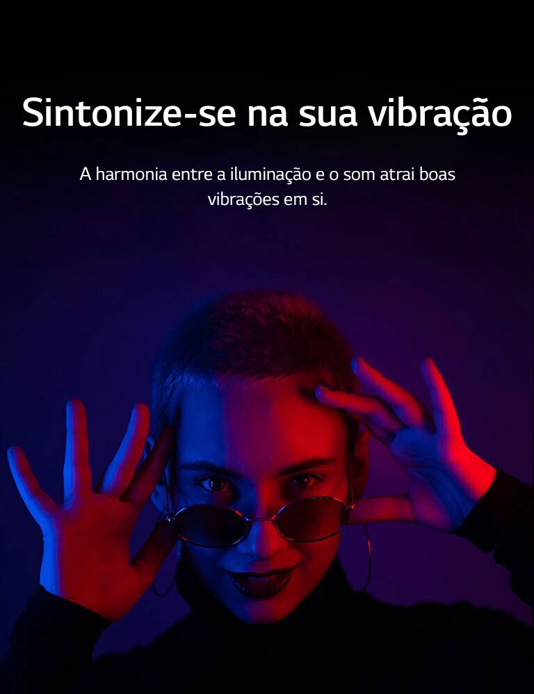 Uma mulher faz uma pose sob uma iluminação intensa.