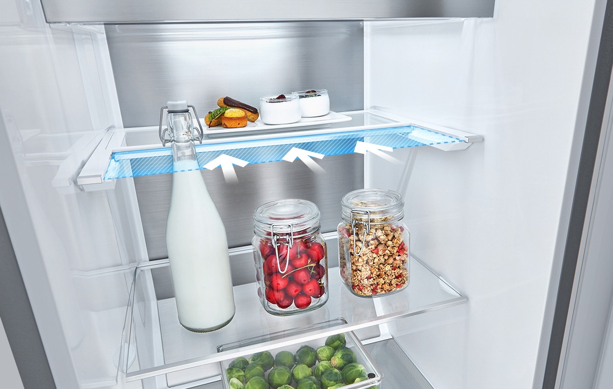 Alimentos em frascos encontram-se no interior do frigorífico e um deles é demasiado alto. Uma linha azul e setas indicam a possibilidade de dobrar a prateleira para ter mais espaço.