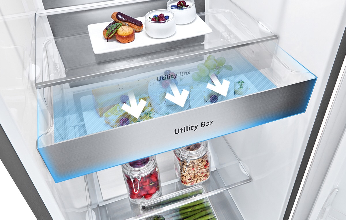 O interior do frigorífico mostra uma gaveta chamada de "Utility Box". Três setas indicam que a gaveta pode ser aberta para aceder aos alimentos que estão no interior.