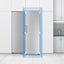 Vista frontal do frigorífico numa cozinha. Um quadrado azul tridimensional e setas a apontar para a porta mostram o quão integrável no ambiente de cozinha esta solução é.
