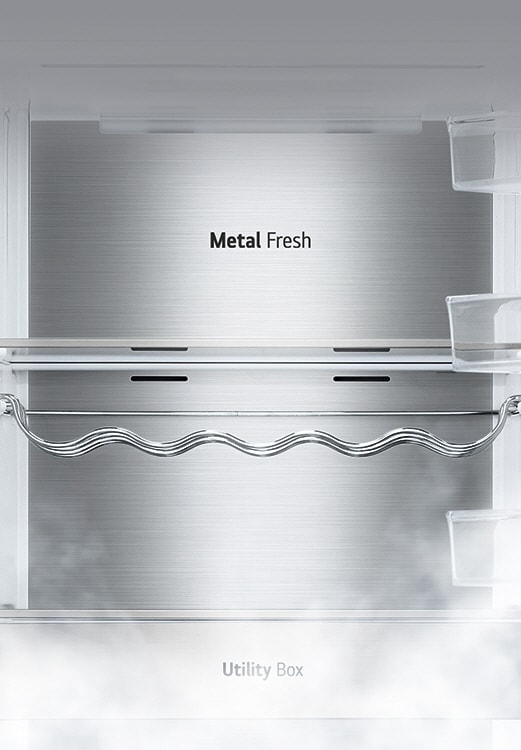 O interior do frigorífico está vazio e, na parte traseira, pode ler-se "Metal Fresh".