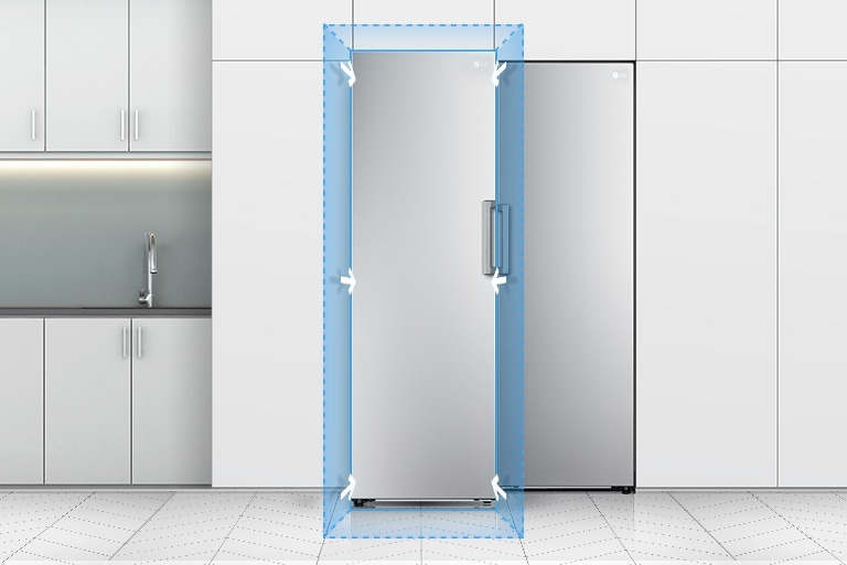 Vista frontal do congelador numa cozinha. Um quadrado azul tridimensional e setas a apontar para a porta mostram o quão integrável no ambiente de cozinha esta solução é.