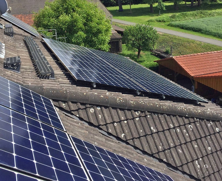 Duas instalações de módulos LG NeON R num telhado em ambiente rural.