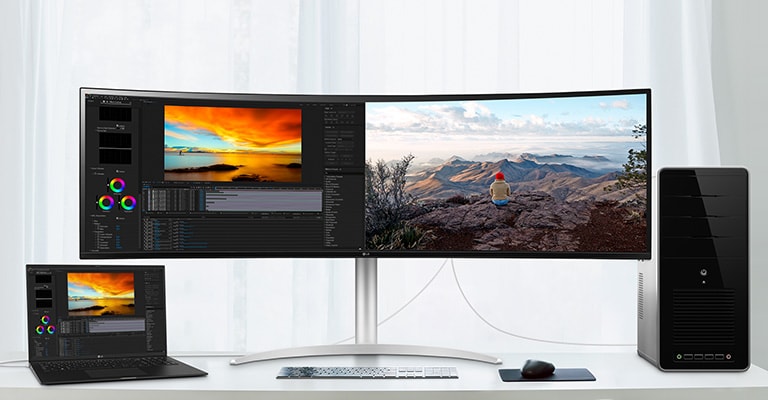 A imagem simula um comando duplo com a cena do monitor ligado ao portátil e ao computador de secretária. O monitor mostra o ecrã de cada dispositivo em simultâneo.