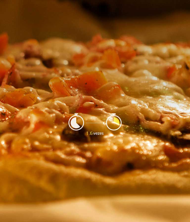 Pizza a ser aquecida rapidamente no micro-ondas