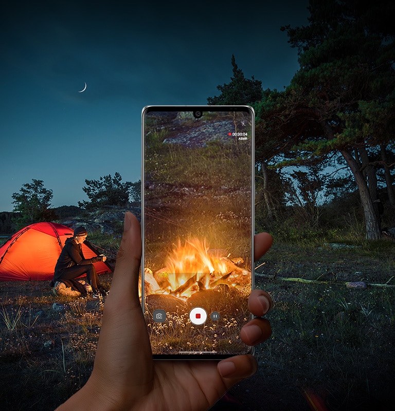 Fogueira fotografada com smartphone.