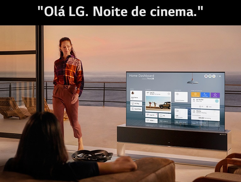 Uma mulher está a configurar um conjunto otimizado de cinema através do Home Dashboard na TV, na sala de estar com um terraço à beira-mar [Saiba mais acerca da LG ThinQ]CTA-Link：/pt/lgoled/thinq-ai