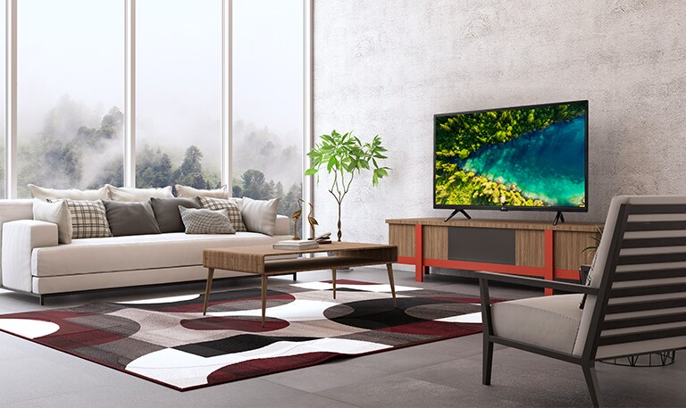 Uma TV com um rio a fluir na floresta densa da vista superior no cenário de uma casa moderna e simples.