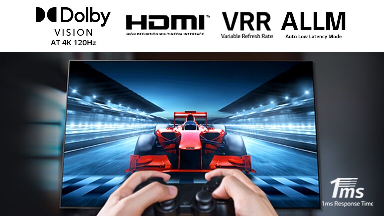 Grande plano de um jogador a jogar num jogo de corrida num ecrã de TV. Na imagem, estão os logótipos Dolby Vision, HDMI, VRR e ALLM no topo e o logótipo de Tempo de Resposta de 1 ms no canto inferior direito.