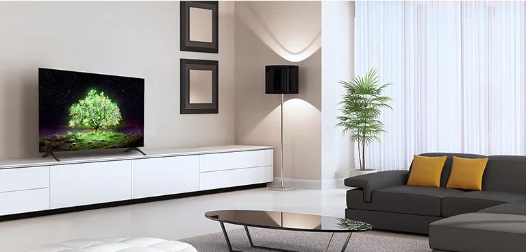 Uma TV com uma árvore que emite luz roxa numa casa luxuosa
