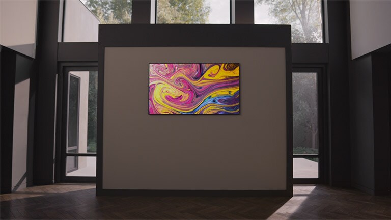 Uma mulher que tem uma TV Gallery numa casa tipo galeria olha para a TV emocionada.