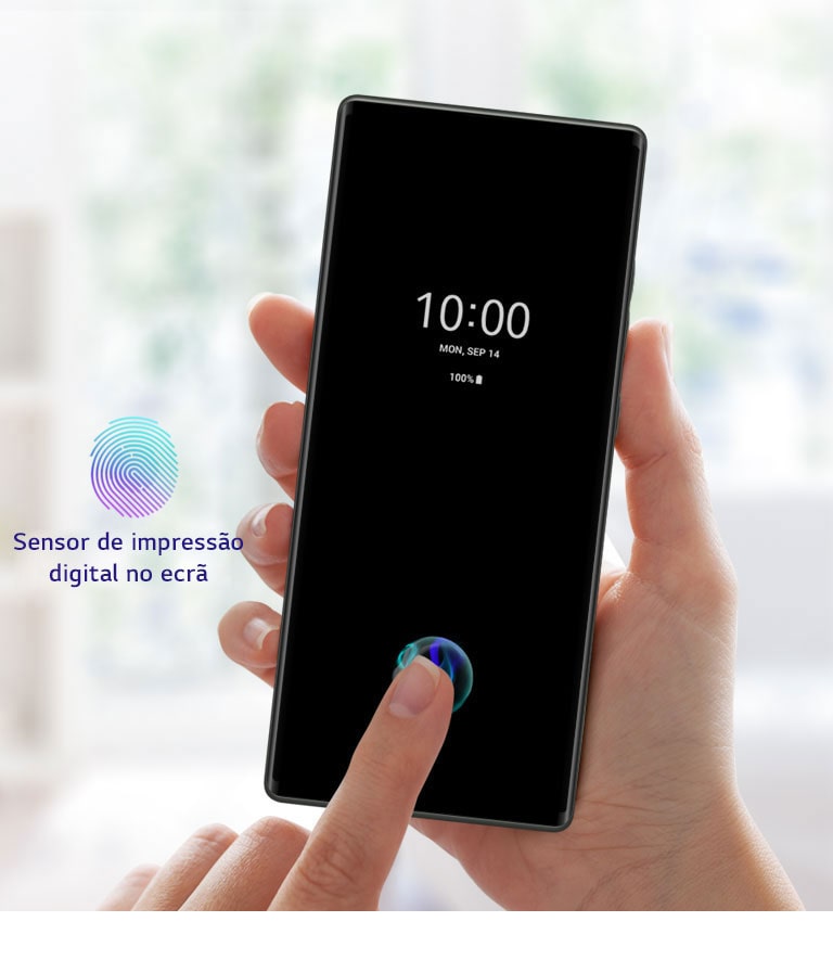Mulher a desbloquear o ecrã bloquado com o reconhecimento de impressões digitais.