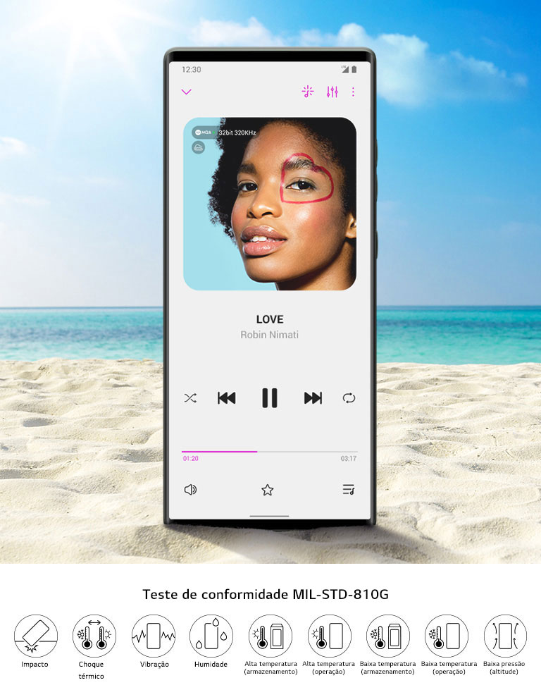 Smartphone na praia a reproduzir música