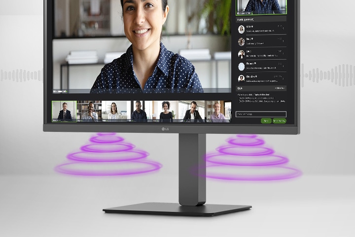 Vista lateral mostrando a cena da videoconferência no monitor.