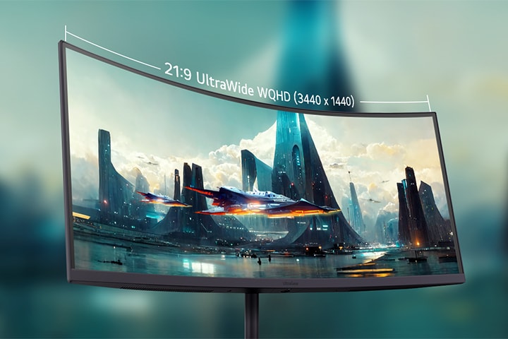 Monitor curvo 21:9 UltraWide WQHD (3440x1440) que mostra o horizonte de uma cidade futurista com uma nave espacial a voar por cima de torres iluminadas.