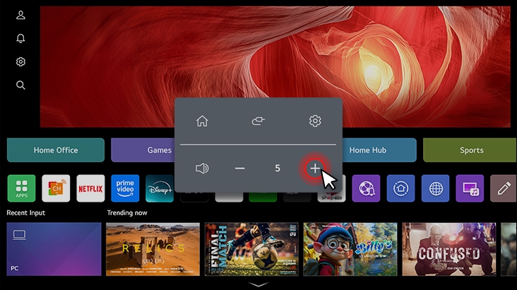 O ecrã LG Smart Monitor Swing mostra a interface webOS e o volume está a ser aumentado.	