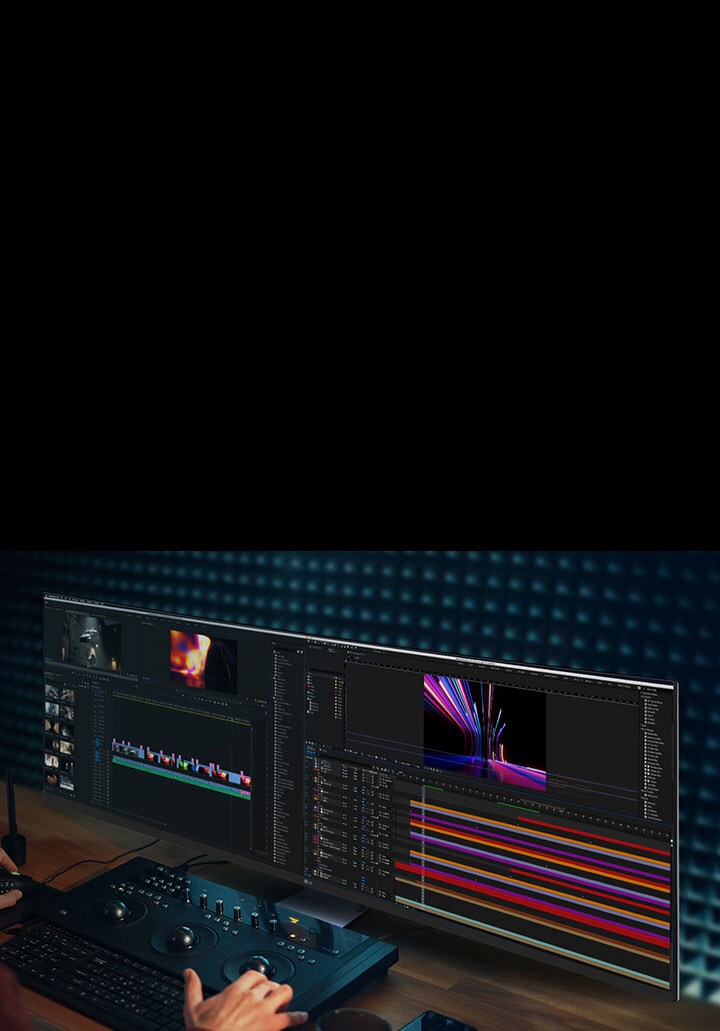 Editor de vídeo que utiliza o LG UltraWide Monitor para trabalhar numa linha temporal de vídeo completa com controlos de edição profissionais.