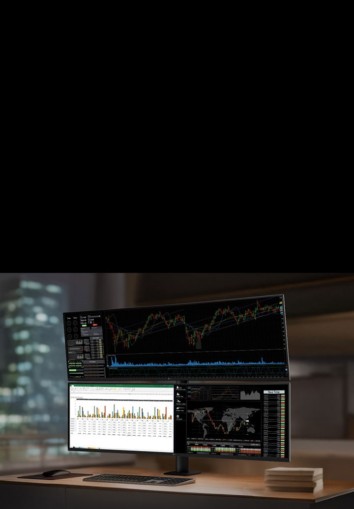 Ambiente de escritório utilizando o LG UltraWide Monitor para analisar vários painéis de dados e gráficos numa tela ampla.