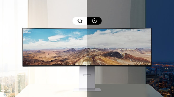 Monitor com brilho adaptável apresentado em vista dividida - ajusta automaticamente o brilho do ecrã com base na luz ambiente para conforto dos olhos.