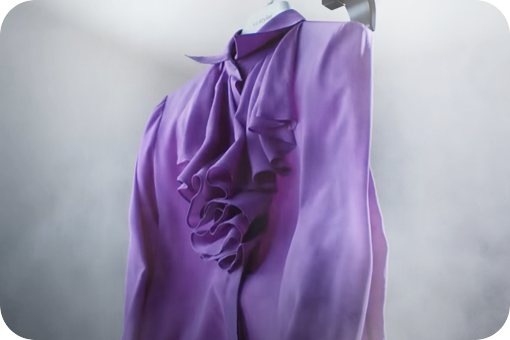 Imagem com blusa roxa e a Steam