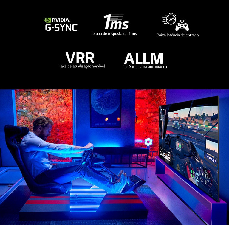 A marca do NVIDIA G-SYNC, A marca do 1ms Response Time, A marca do Low Input lag, A marca do Variable Refresh Rate, A marca do Auto Low Latency Mode, Homem numa sala escura sentado numa cadeira de jogos de corrida à frente de uma TV grande e a embrenhar-se num jogo de corrida