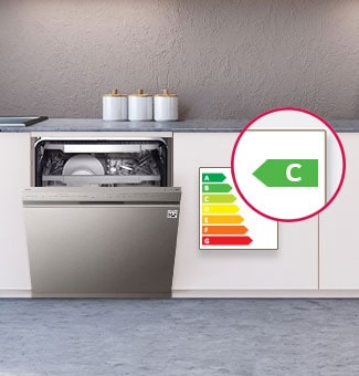 Máquina de lavar louça com porta parcialmente aberta e etiqueta energética de classe C.