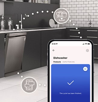 Interior da cozinha com uma máquina de lavar loiça de encastre entreaberta e a aplicação LG ThinQ™ mostra a notificação do fim de ciclo.