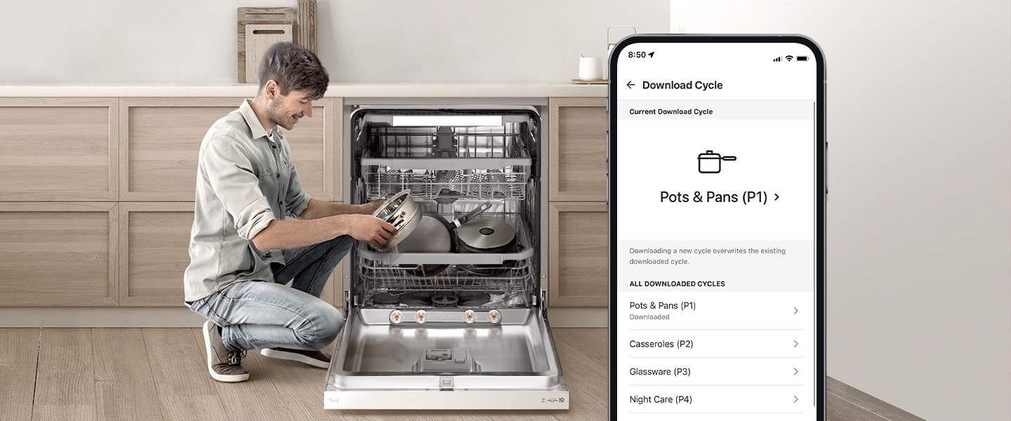 Um homem segura um tacho ao lado da máquina de lavar loiça enquanto aparece o ciclo indicado para tachos na aplicação ThinQ™.