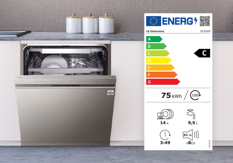 Máquina de lavar loiça com a porta parcialmente aberta e uma etiqueta energética classe C.