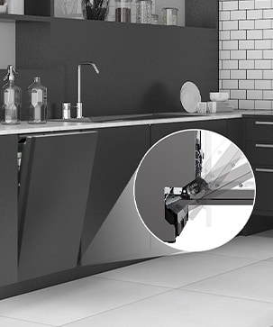 Interior da cozinha com uma máquina de lavar loiça de encastre entreaberta que ilustra o funcionamento da porta fixe e deslizante.