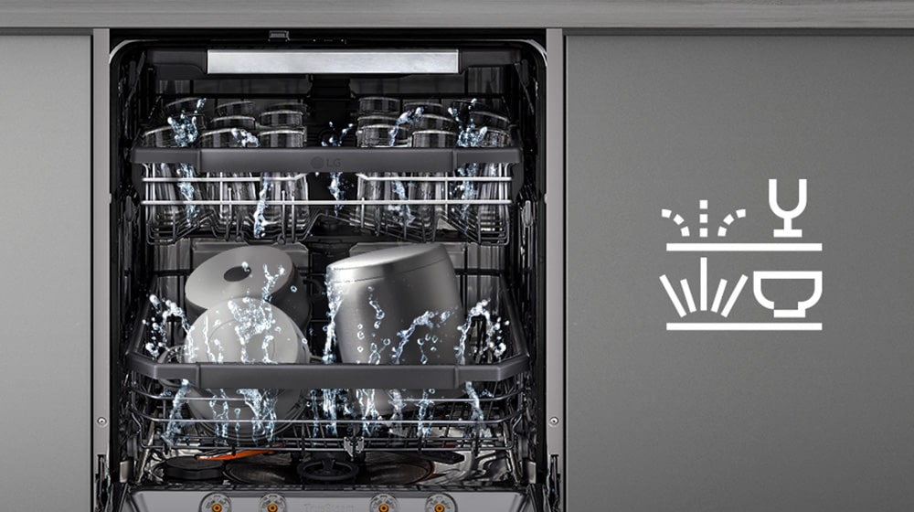 Interior da máquina de lavar loiça com uma lavagem delicada no cesto superior e uma lavagem profundo no cesto inferior.
