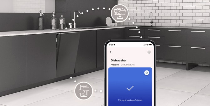 Interior da cozinha com uma máquina de lavar loiça de encastre entreaberta e a aplicação LG ThinQ™ mostra a notificação do fim de ciclo.