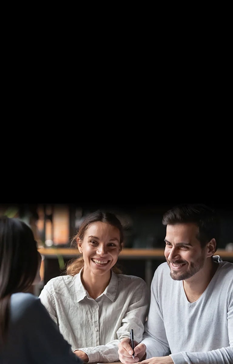 Um homem e uma mulher conversam com uma muher frente a frente
