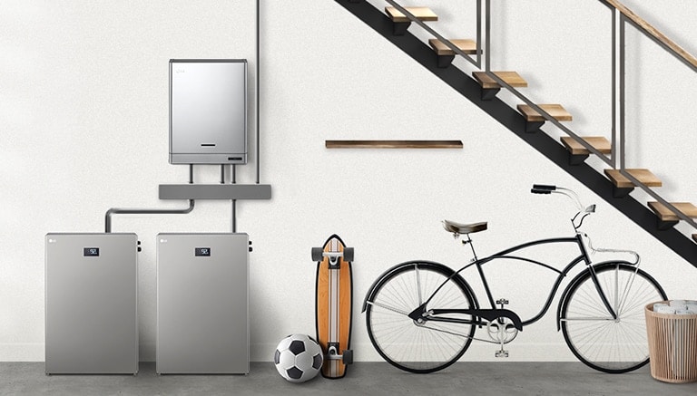 3 produtos do sistema de energia solar instalados sob um lance de escadas, ao lado de uma bicicleta e de algum equipamento desportivo.