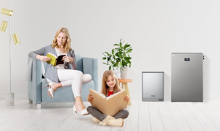 Mãe e filha sentadas a ler num espaço amplo e iluminado. Há direita estão 2 imagens de sistemas de energia solar.