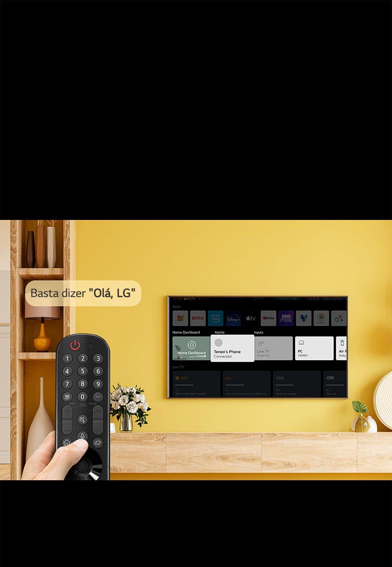 Alguém está a segurar um controlo remoto de TV à frente do ecrã da TV. Num balão de texto é apresentado “Basta dizer Olá LG”.