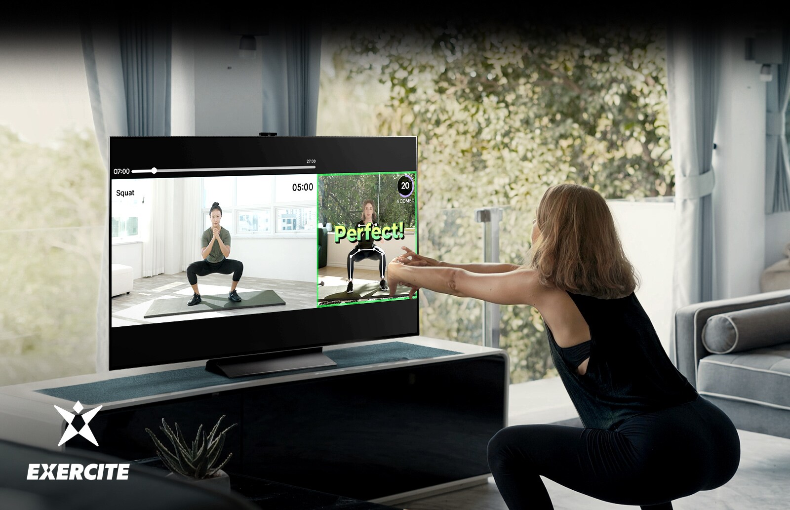  Uma mulher está a fazer agachamentos enquanto assiste TV. No ecrã da TV, pode ver imagens que lhe ensinam a exercitar-se e a verificar a sua postura.