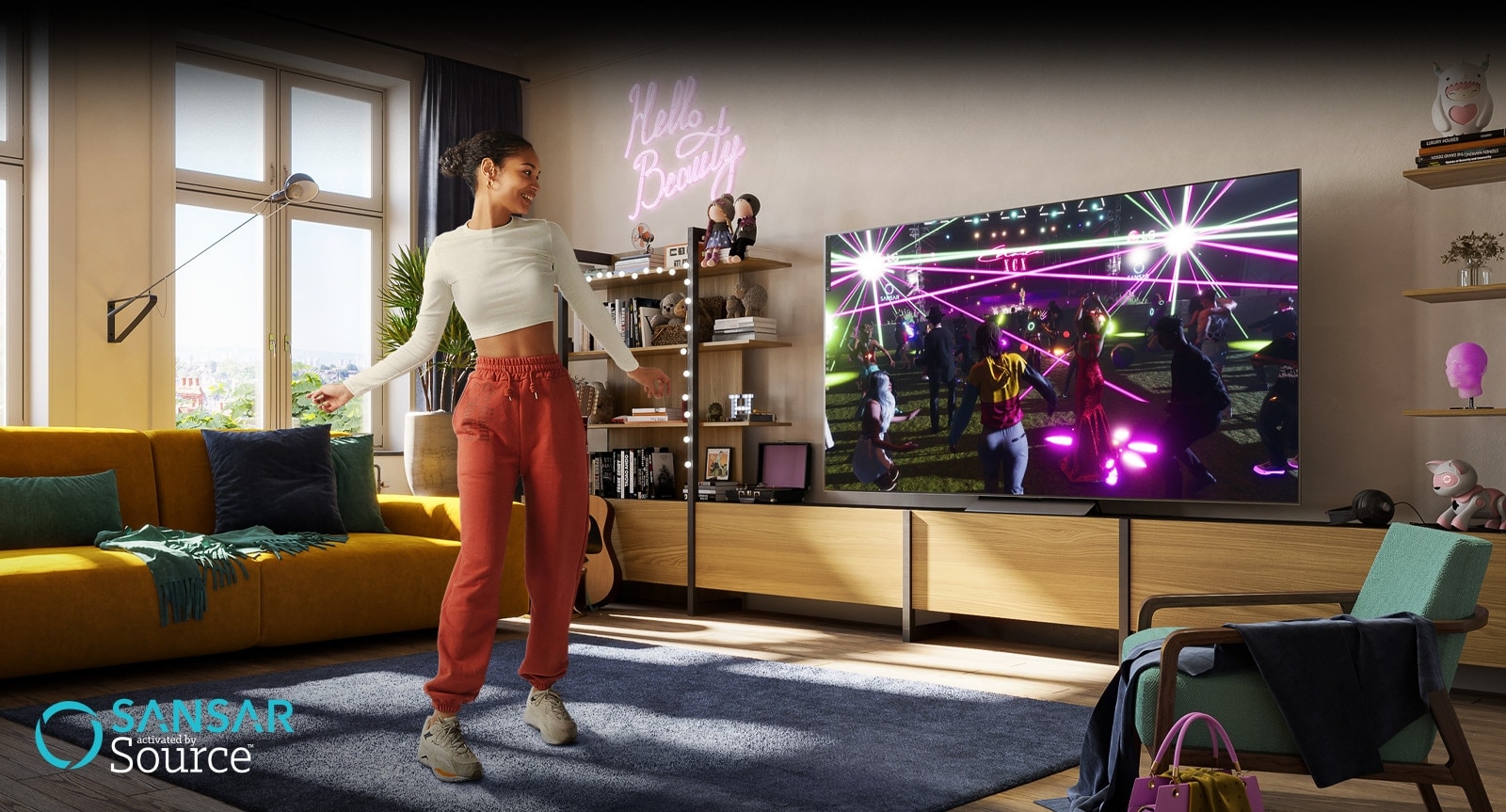  Uma mulher está a dançar na sua sala a ver um concerto no ecrã no metaverse de &quot;Sansar&quot; na TV.