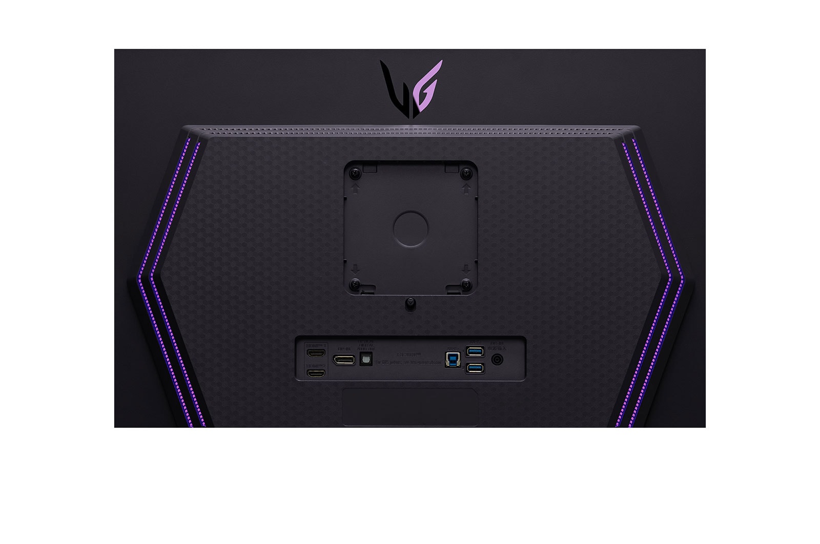 visão aproximada dos portos com luzes acesas