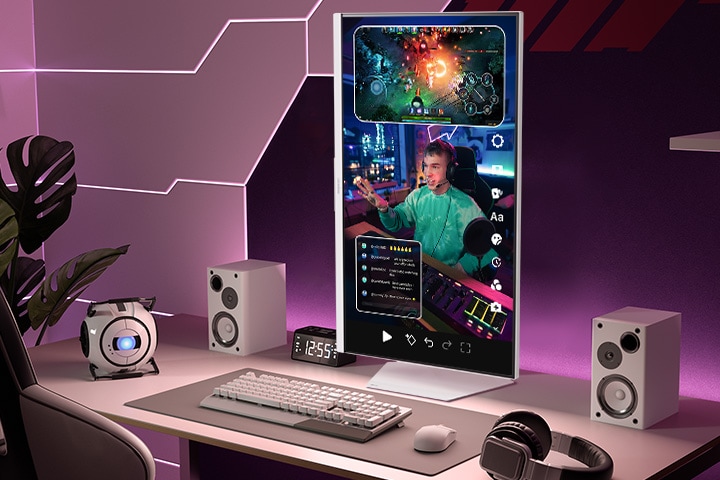 Um monitor com articulação de 90 graus que mostra streamers a jogar jogos.