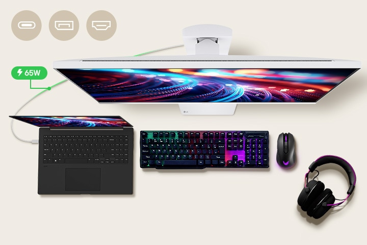 Um monitor para gaming de 32 polegadas está posicionado no centro da secretária, com vários dispositivos de TI colocados à sua volta.	