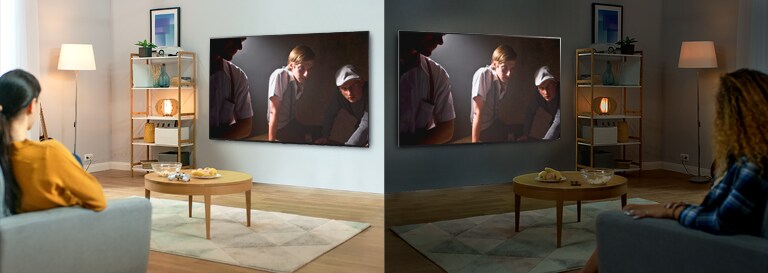 Duas imagens de uma mulher sentada num sofá a assistir a um filme numa TV grande montada na parede. A imagem da esquerda é brilhante e a imagem da direita é uma sala escura.