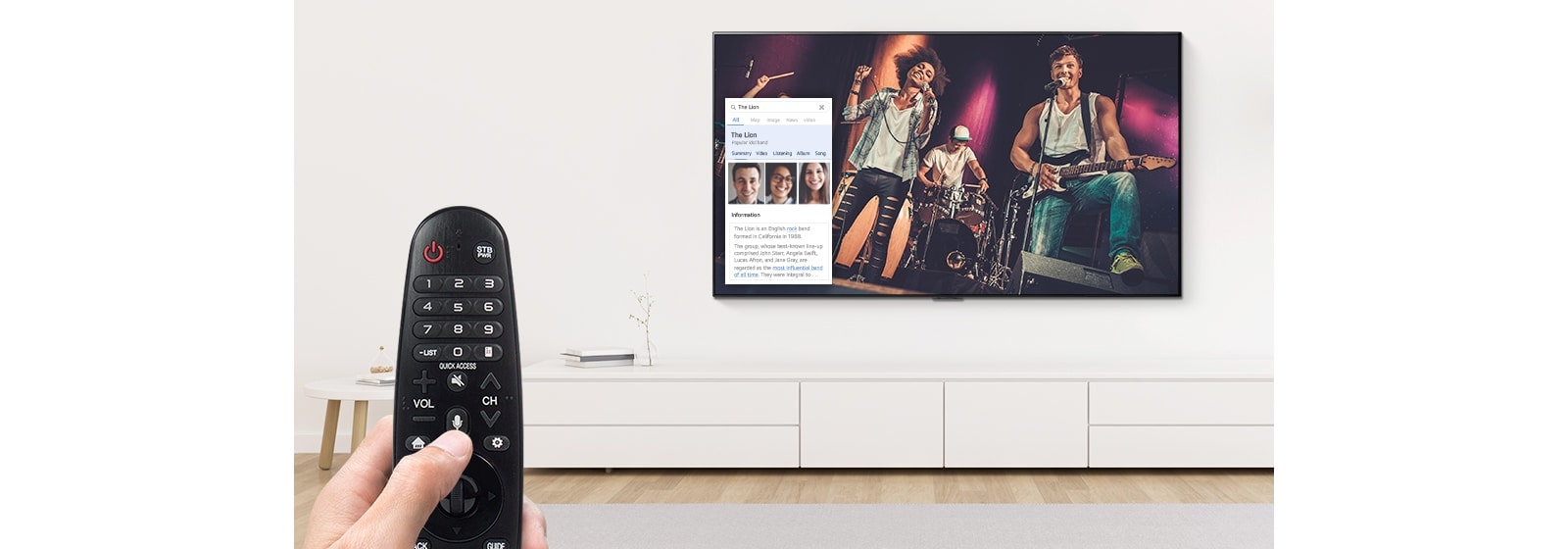 Vista ampliada de uma mão a controlar a TV com um controlo remoto para perguntar qual é o local apresentado na TV.