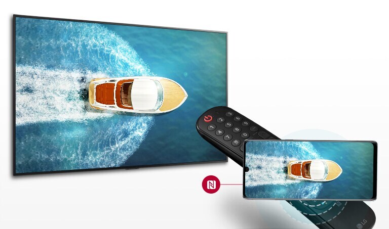 Um dispositivo móvel a mostrar um iate a navegar no mar. O controlo remoto é tocado para projetar a mesma imagem num ecrã de TV.